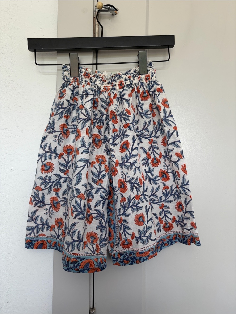 HOLICOW FLORAL WHITE SHORTS WOMENS SMALL
